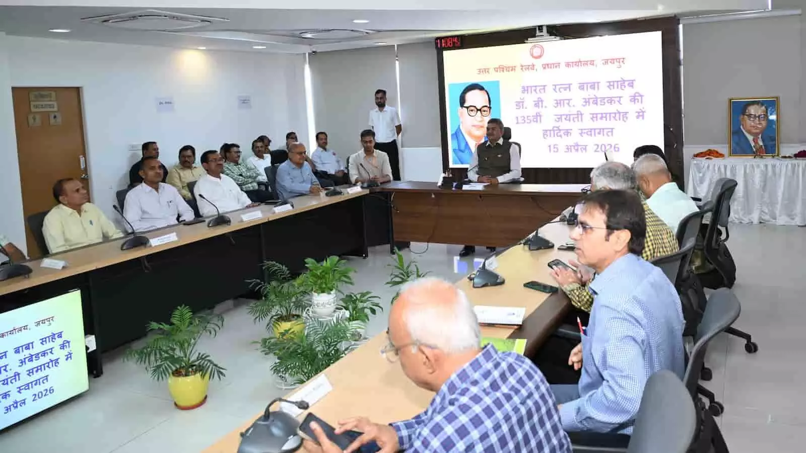 कोटा रेलवे स्टेशन पर पटरियों के पास चल रहे पुनर्विकास कार्य के दौरान खड़ी यात्री ट्रेन। कोटा रेलवे स्टेशन पर पटरियों के पास चल रहे पुनर्विकास कार्य के दौरान खड़ी यात्री ट्रेन।