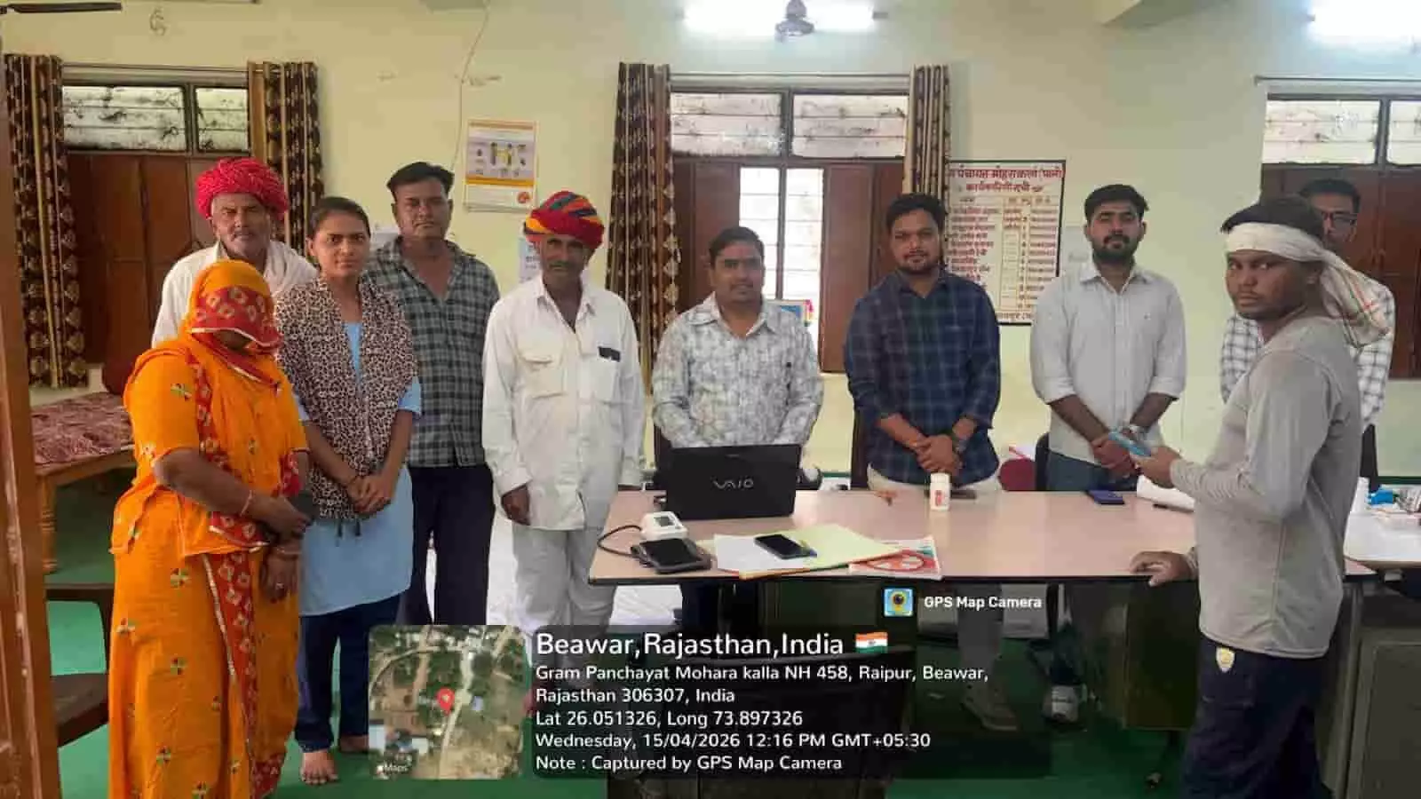 मोहरा कल्ला के स्वास्थ्य शिविर में ग्रामीणों की जांच करती चिकित्सा टीम और टीबी मुक्त भारत अभियान का पोस्टर। मोहरा कल्ला के स्वास्थ्य शिविर में ग्रामीणों की जांच करती चिकित्सा टीम और टीबी मुक्त भारत अभियान का पोस्टर।