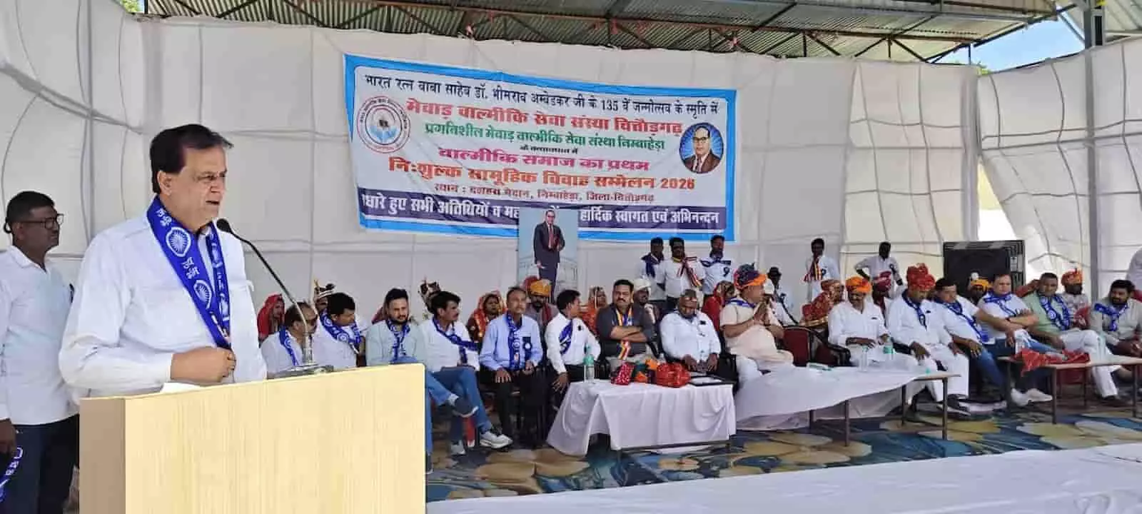 निंबाहेड़ा के दशहरा मैदान में सामूहिक विवाह सम्मेलन के दौरान आशीर्वाद देते विधायक श्रीचंद कृपलानी और नवदंपति।