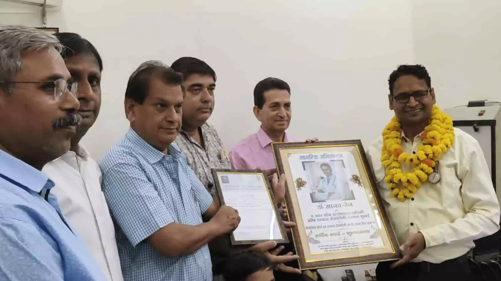 गंगापुर सिटी के क्लिनिक में डॉ. मानव जैन को स्मृति चिन्ह और माला पहनाकर सम्मानित करते हुए गणमान्य लोग। गंगापुर सिटी के क्लिनिक में डॉ. मानव जैन को स्मृति चिन्ह और माला पहनाकर सम्मानित करते हुए गणमान्य लोग।