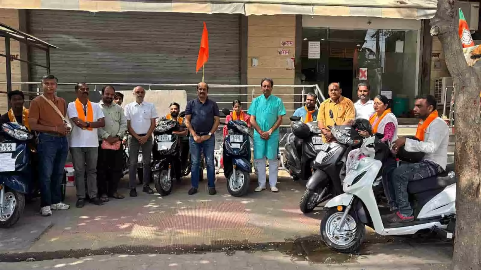भीलवाड़ा विधायक कार्यालय पर अशोक कुमार कोठारी द्वारा सात दिव्यांग लाभार्थियों को आत्मनिर्भरता हेतु स्कूटी वितरित करते हुए। भीलवाड़ा विधायक कार्यालय पर अशोक कुमार कोठारी द्वारा सात दिव्यांग लाभार्थियों को आत्मनिर्भरता हेतु स्कूटी वितरित करते हुए।