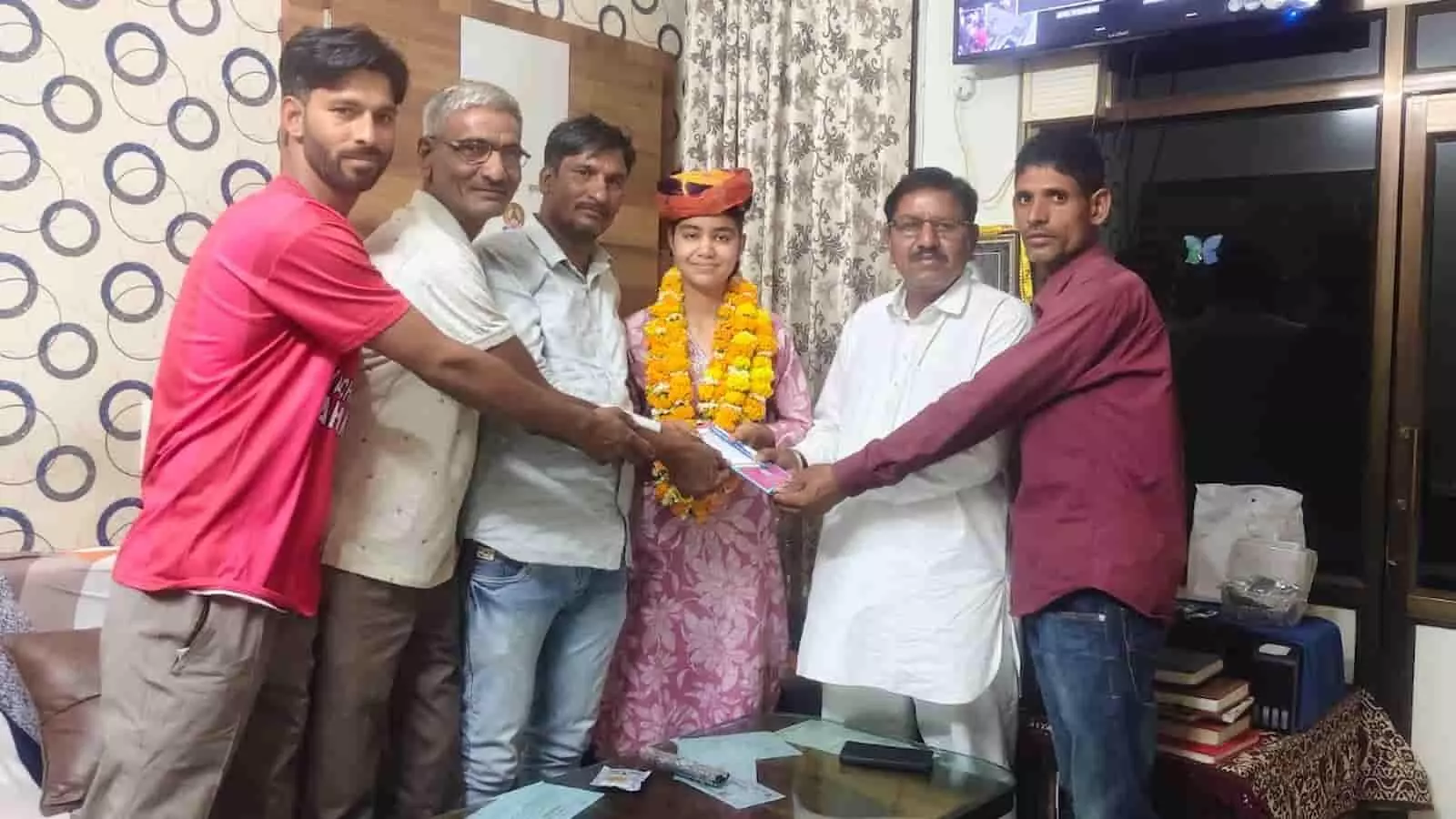 बनेड़ा में मेधावी छात्रा आराध्या मेघवंशी को साफा पहनाकर सम्मानित करते गांधी दर्शन समिति के कार्यकर्ता। बनेड़ा में मेधावी छात्रा आराध्या मेघवंशी को साफा पहनाकर सम्मानित करते गांधी दर्शन समिति के कार्यकर्ता।