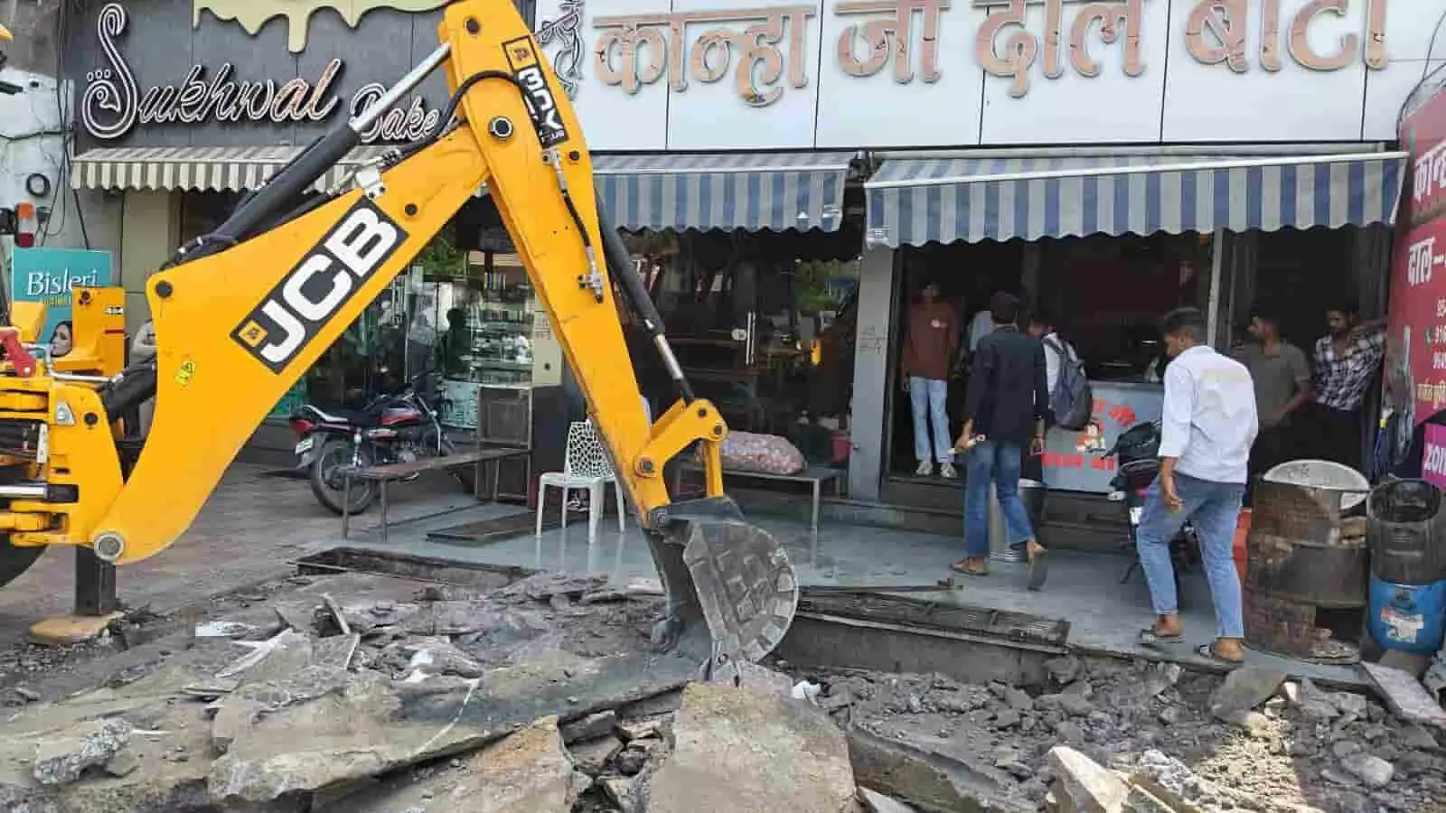 भीलवाड़ा के मुरली विलास रोड पर नगर निगम का बुलडोजर अवैध पट्टियों और चबूतरों को ध्वस्त करता हुआ। भीलवाड़ा के मुरली विलास रोड पर नगर निगम का बुलडोजर अवैध पट्टियों और चबूतरों को ध्वस्त करता हुआ।