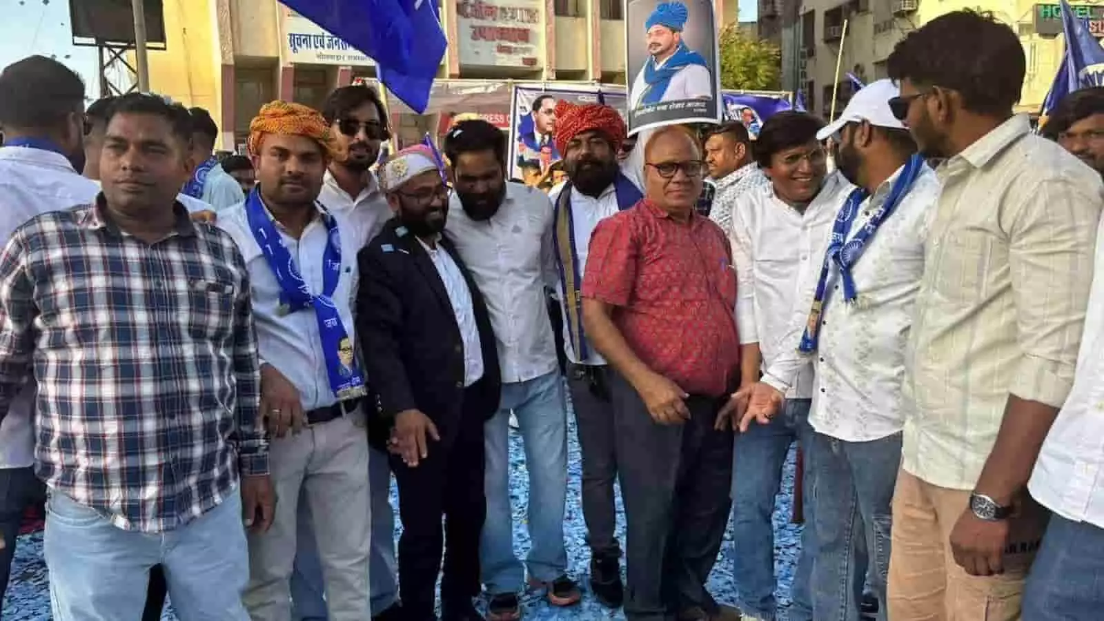 भीलवाड़ा की सड़कों पर डॉ. अम्बेडकर जयंती रैली में नीले झंडे लिए चलते हुए हजारों अनुयायी। भीलवाड़ा की सड़कों पर डॉ. अम्बेडकर जयंती रैली में नीले झंडे लिए चलते हुए हजारों अनुयायी।