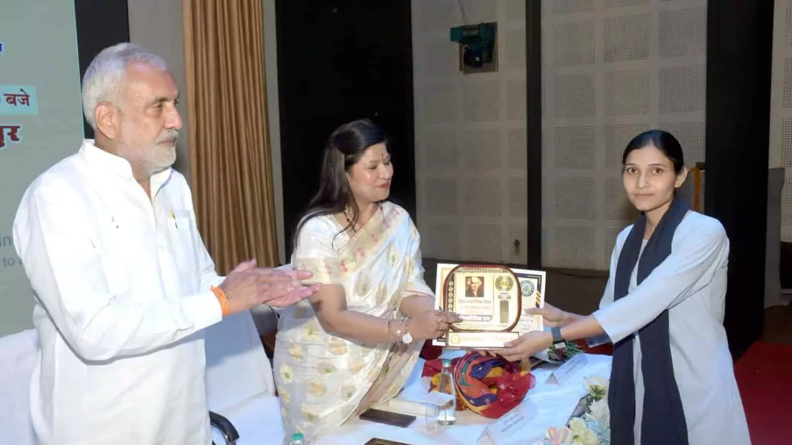जयपुर में आयोजित समारोह के दौरान सलोनी चौधरी होम्योपैथिक रत्न अवार्ड प्राप्त करती हुई। जयपुर में आयोजित समारोह के दौरान सलोनी चौधरी होम्योपैथिक रत्न अवार्ड प्राप्त करती हुई।