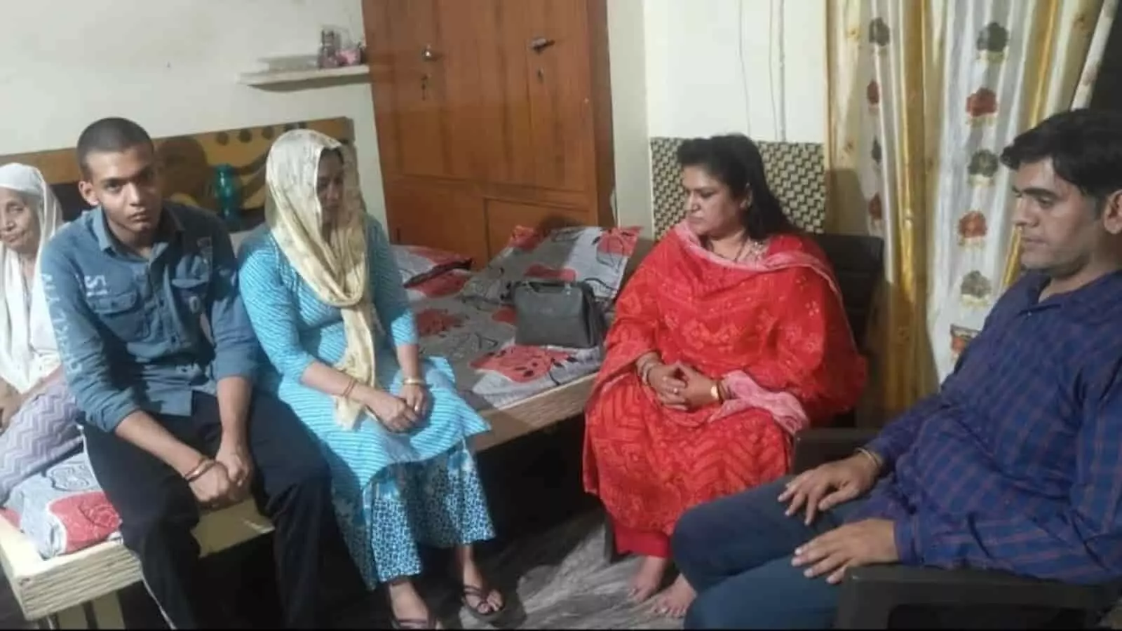 नदबई में मृतक योगेन्द्र चैपड़ा के परिजनों से मुलाकात करतीं पंजाबी खत्री सभा प्रदेशाध्यक्ष सोनिया अदलक्खा। नदबई में मृतक योगेन्द्र चैपड़ा के परिजनों से मुलाकात करतीं पंजाबी खत्री सभा प्रदेशाध्यक्ष सोनिया अदलक्खा।