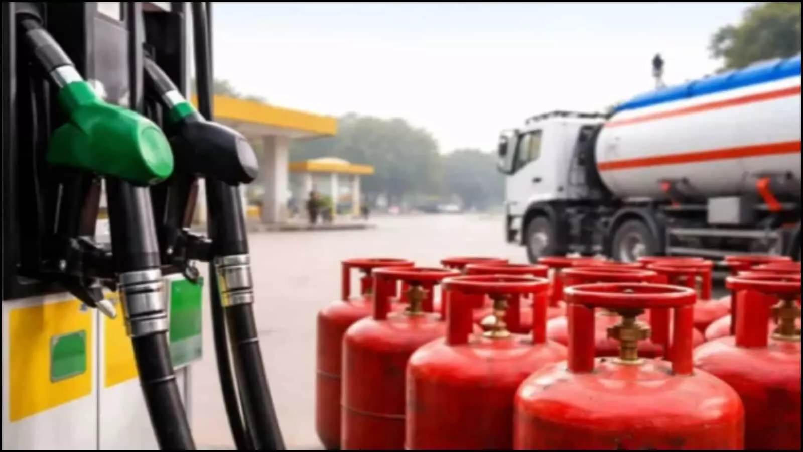 पेट्रोल पंप की मशीनों के पास जमीन पर रखे कई लाल गैस सिलेंडर और तेल भरने वाले नोजल।