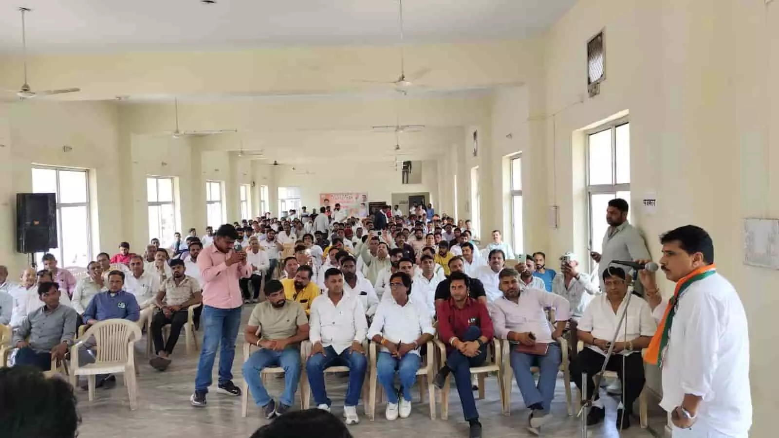 चित्तौड़गढ़ जिला कांग्रेस कार्यालय में बैठक करते पदाधिकारी और कार्यकर्ता संगठन बढ़ाओ-लोकतंत्र बचाओ अभियान के दौरान। चित्तौड़गढ़ जिला कांग्रेस कार्यालय में बैठक करते पदाधिकारी और कार्यकर्ता संगठन बढ़ाओ-लोकतंत्र बचाओ अभियान के दौरान।
