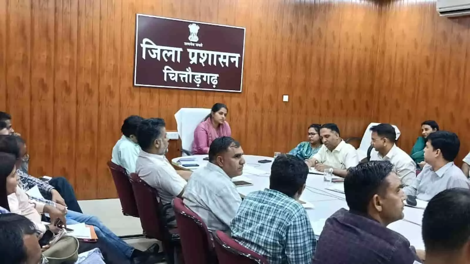 चित्तौड़गढ़ जिला कलक्टर डॉ. मंजू वीसी के माध्यम से विकसित भारत अभियान की समीक्षा बैठक लेते हुए। चित्तौड़गढ़ जिला कलक्टर डॉ. मंजू वीसी के माध्यम से विकसित भारत अभियान की समीक्षा बैठक लेते हुए।