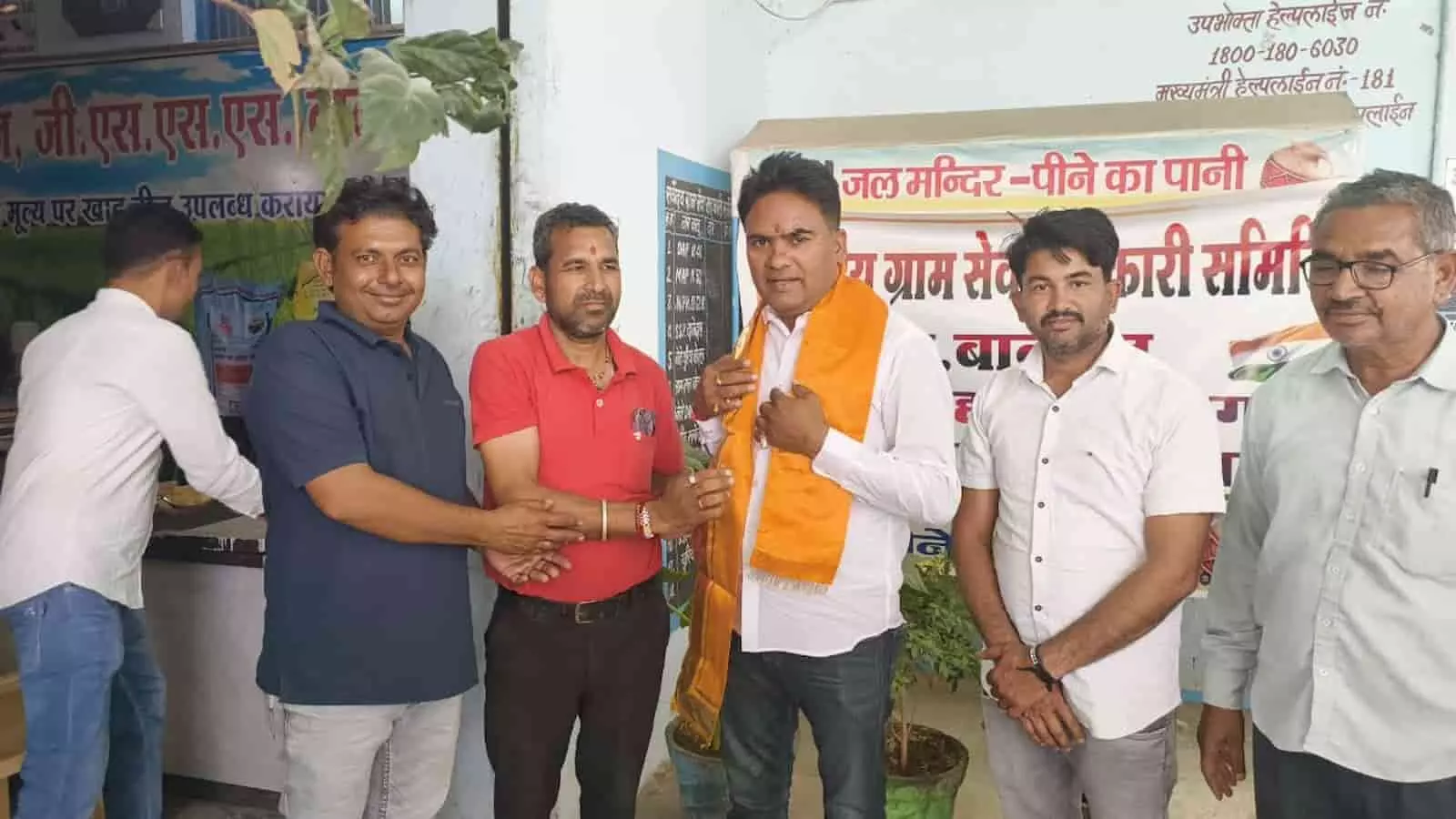 बानसेन में सर्वोदय ग्राम सेवा सहकारी समिति के कार्यक्रम में विधायक चन्द्रभान सिंह आक्या का स्वागत करते हुए ग्रामीण। बानसेन में सर्वोदय ग्राम सेवा सहकारी समिति के कार्यक्रम में विधायक चन्द्रभान सिंह आक्या का स्वागत करते हुए ग्रामीण।