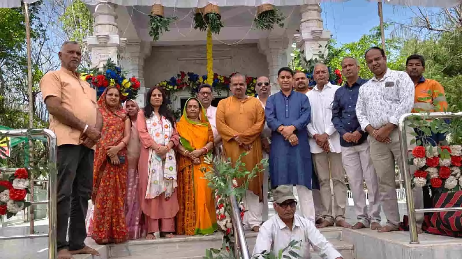 ज़िंक नगर चित्तौड़गढ़ में सिद्धेश्वर महादेव मंदिर के शिखर पर नई धर्म ध्वजा चढ़ाते हुए श्रद्धालु। ज़िंक नगर चित्तौड़गढ़ में सिद्धेश्वर महादेव मंदिर के शिखर पर नई धर्म ध्वजा चढ़ाते हुए श्रद्धालु।