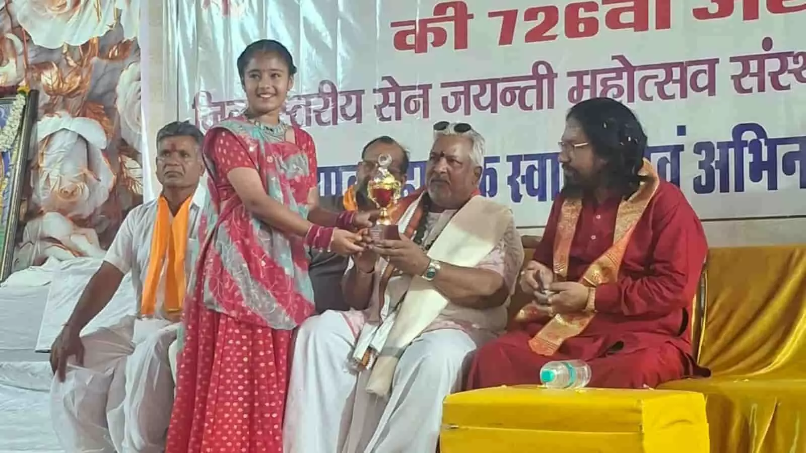 चित्तौड़गढ़ में सेन महाराज जयंती पर सजी बग्गी और कलश यात्रा निकालती महिलाएं। चित्तौड़गढ़ में सेन महाराज जयंती पर सजी बग्गी और कलश यात्रा निकालती महिलाएं।