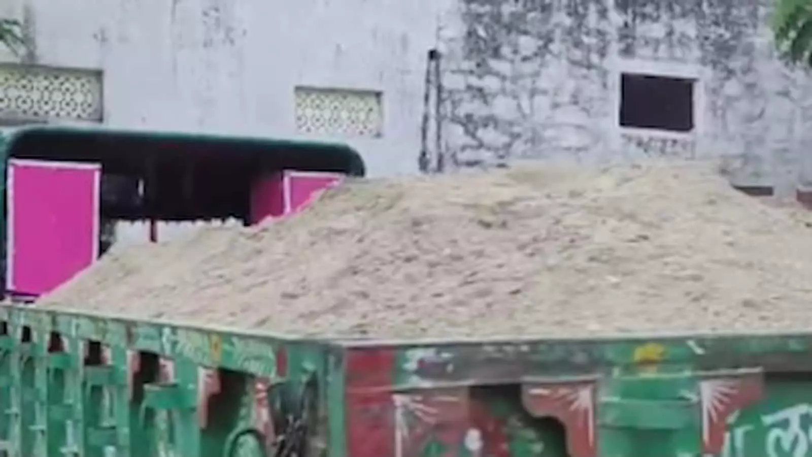 रायपुर पुलिस टीम लूनी नदी के पास अवैध बजरी से भरी ट्रैक्टर-ट्रॉली को जब्त करते हुए। रायपुर पुलिस टीम लूनी नदी के पास अवैध बजरी से भरी ट्रैक्टर-ट्रॉली को जब्त करते हुए।