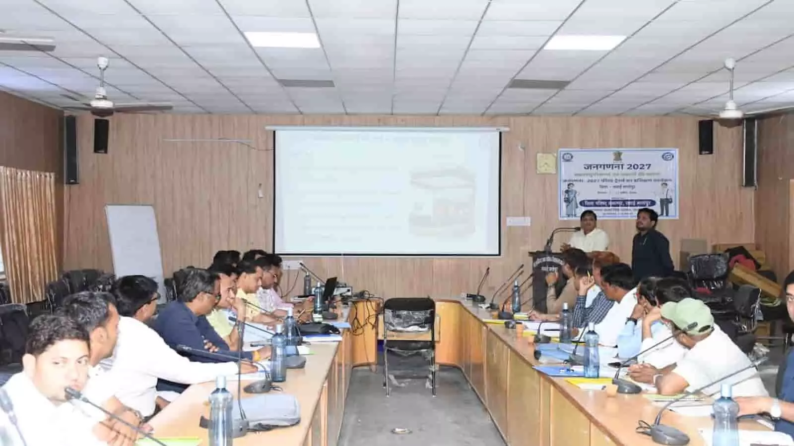 सवाई माधोपुर जिला परिषद सभागार में जनगणना प्रशिक्षण प्राप्त करते फील्ड ट्रेनर्स और मास्टर ट्रेनर्स। सवाई माधोपुर जिला परिषद सभागार में जनगणना प्रशिक्षण प्राप्त करते फील्ड ट्रेनर्स और मास्टर ट्रेनर्स।