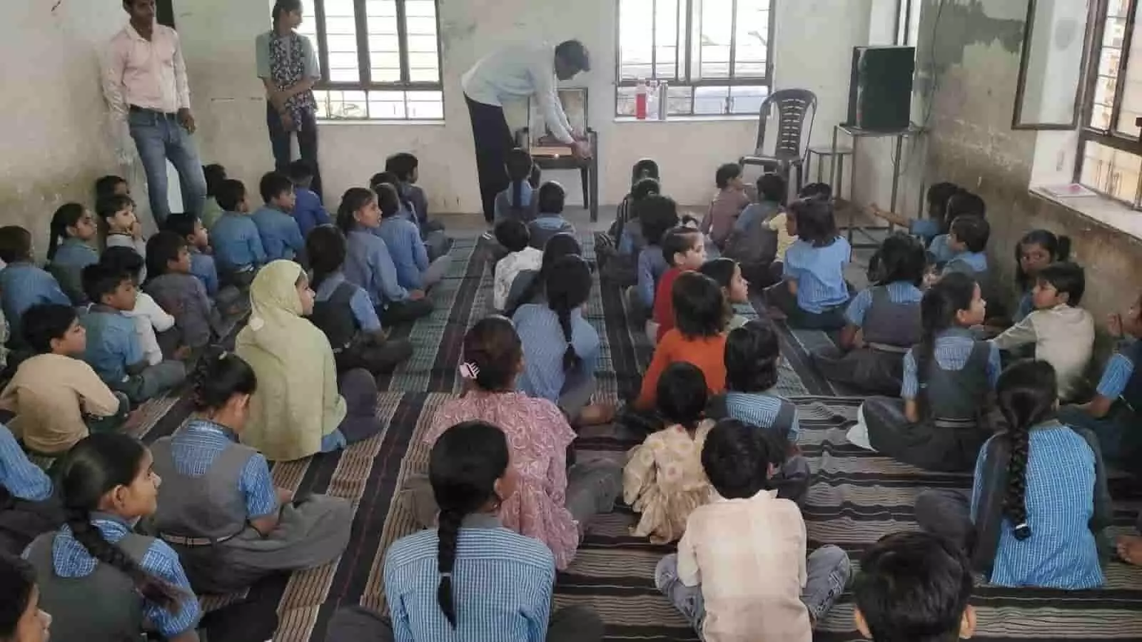 बामनवास के पिपलाई स्कूल में भगवान ऋषभदेव पखवाड़ा समारोह के दौरान दीप प्रज्वलन करते हुए अतिथि और शिक्षक। बामनवास के पिपलाई स्कूल में भगवान ऋषभदेव पखवाड़ा समारोह के दौरान दीप प्रज्वलन करते हुए अतिथि और शिक्षक।