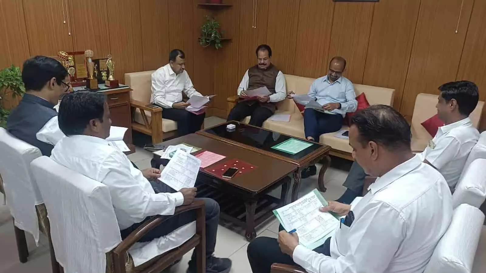 सवाई माधोपुर कोर्ट परिसर में न्यायिक अधिकारी और प्रशासनिक सदस्य पीड़ित प्रतिकर योजना पर चर्चा करते हुए। सवाई माधोपुर कोर्ट परिसर में न्यायिक अधिकारी और प्रशासनिक सदस्य पीड़ित प्रतिकर योजना पर चर्चा करते हुए।