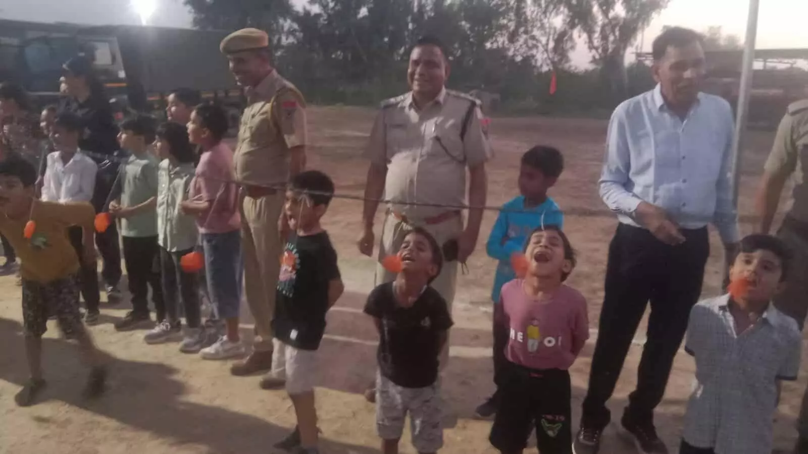 पुलिस लाइन डीग में एसपी शरण गोपीनाथ स्थापना दिवस प्रतियोगिता के विजेता बच्चों को पुरस्कृत करते हुए। पुलिस लाइन डीग में एसपी शरण गोपीनाथ स्थापना दिवस प्रतियोगिता के विजेता बच्चों को पुरस्कृत करते हुए।