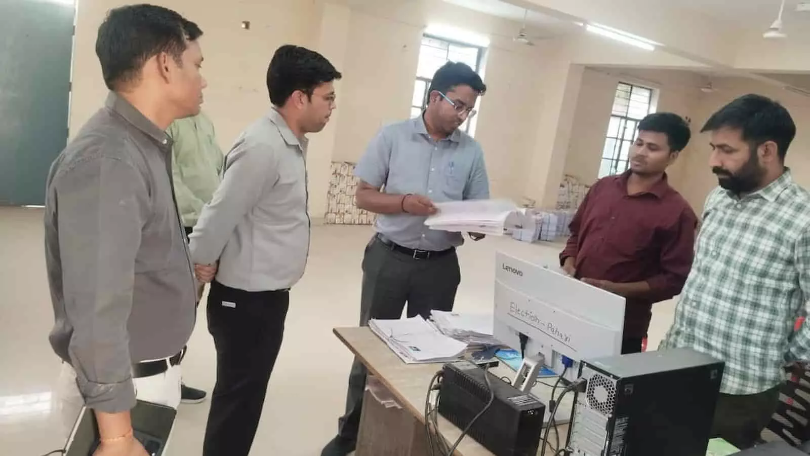 डीग जिला कलेक्टर मयंक मनीष पहाड़ी के सरकारी कार्यालय में प्रशासनिक और राजस्व कार्यों का निरीक्षण करते हुए। डीग जिला कलेक्टर मयंक मनीष पहाड़ी के सरकारी कार्यालय में प्रशासनिक और राजस्व कार्यों का निरीक्षण करते हुए।