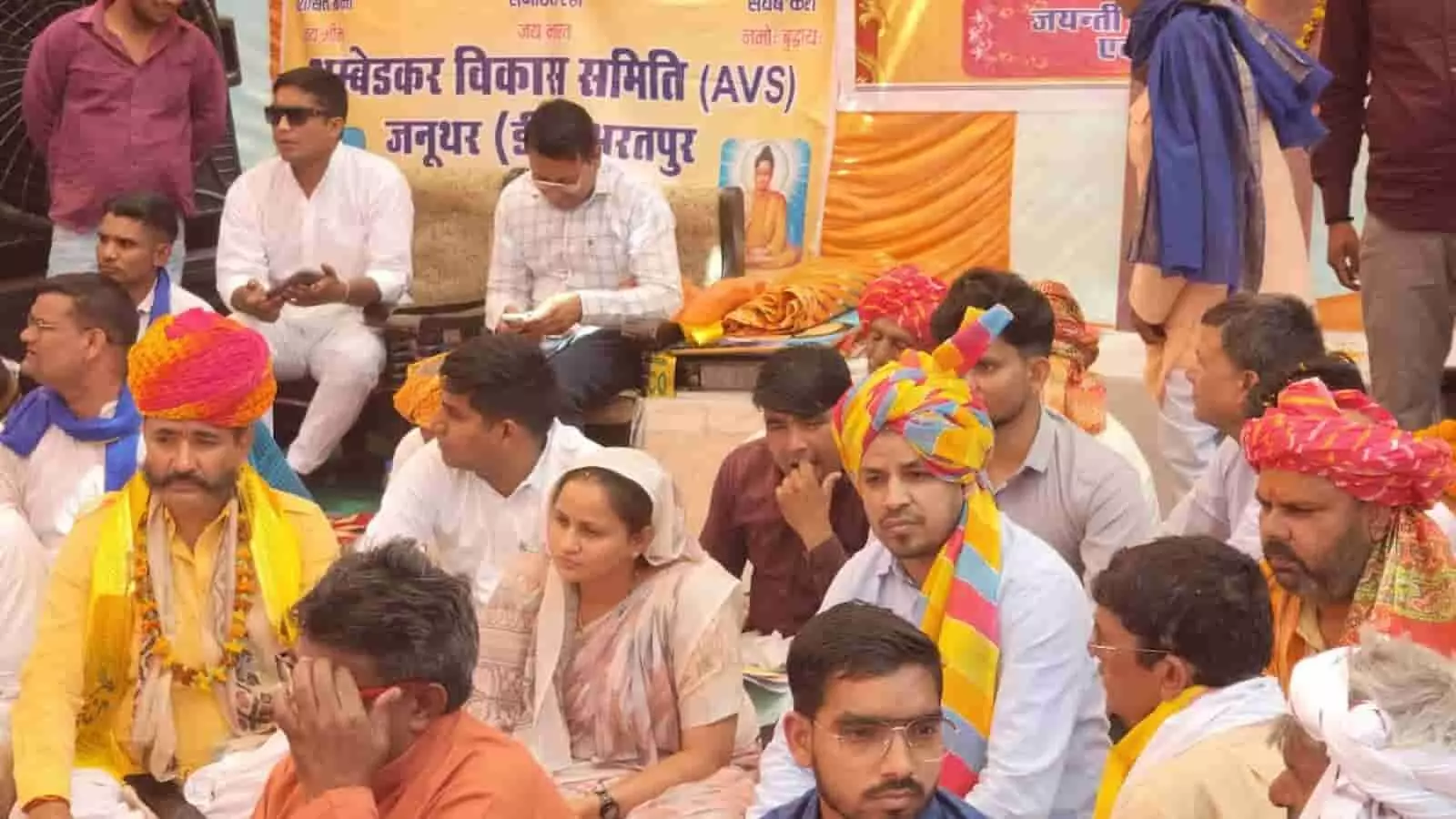 जनूथर की अम्बेडकर धर्मशाला में डॉ. भीमराव अम्बेडकर जयंती पर आयोजित रागनी कार्यक्रम में उपस्थित अतिथि और जनसमूह। जनूथर की अम्बेडकर धर्मशाला में डॉ. भीमराव अम्बेडकर जयंती पर आयोजित रागनी कार्यक्रम में उपस्थित अतिथि और जनसमूह।