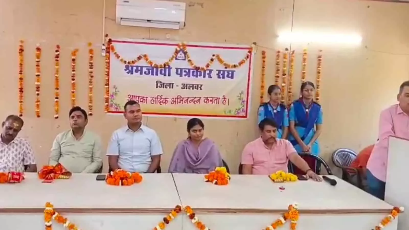 अलवर सूचना केंद्र सभागार में श्रमजीवी पत्रकार संघ के अधिवेशन के दौरान मंचासीन अतिथि और उपस्थित पत्रकार समुदाय। अलवर सूचना केंद्र सभागार में श्रमजीवी पत्रकार संघ के अधिवेशन के दौरान मंचासीन अतिथि और उपस्थित पत्रकार समुदाय।