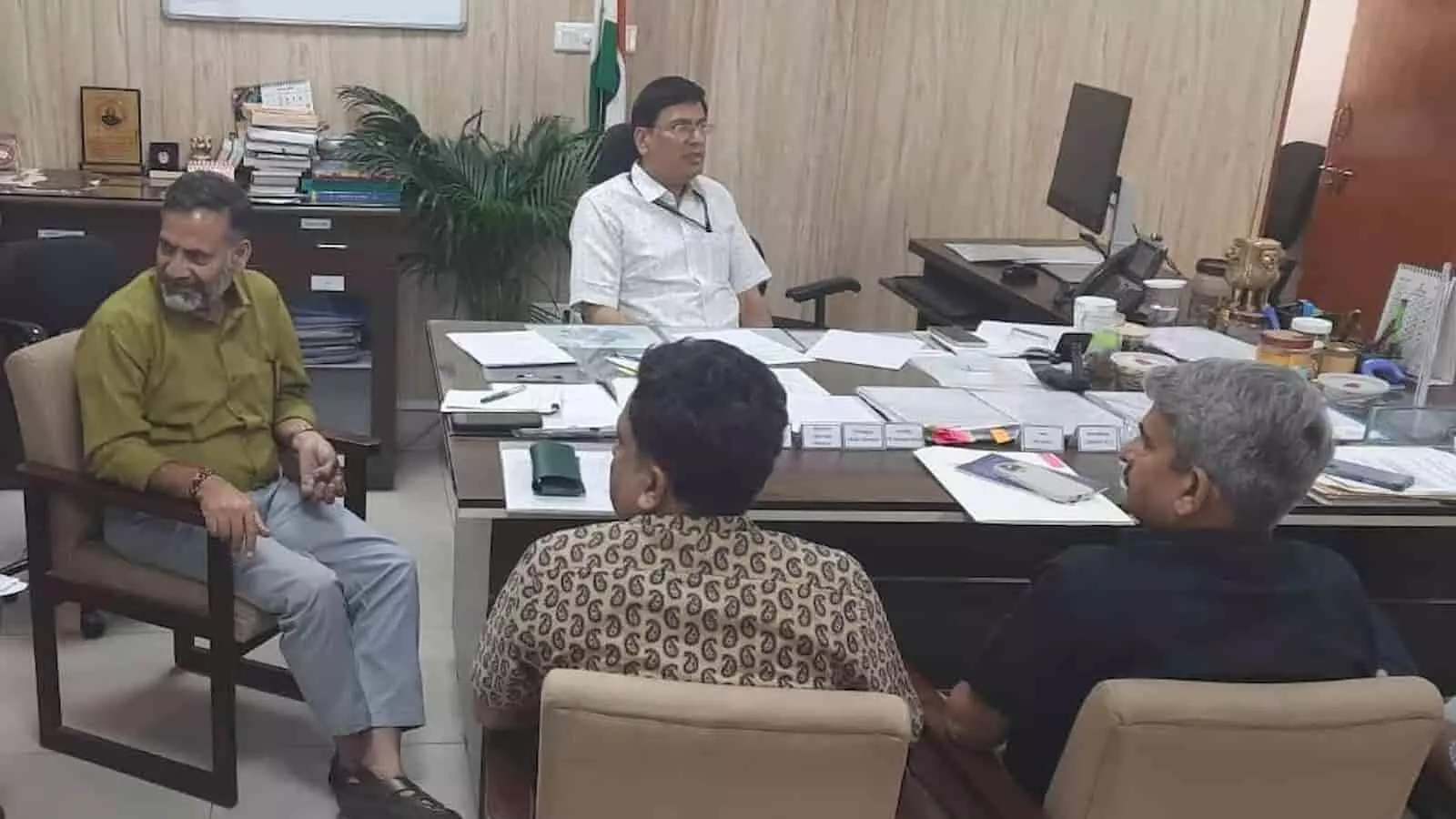जयपुर शासन सचिवालय में सहकारिता विभाग के अधिकारी मसाला मेला तैयारियों पर बैठक करते हुए। जयपुर शासन सचिवालय में सहकारिता विभाग के अधिकारी मसाला मेला तैयारियों पर बैठक करते हुए।