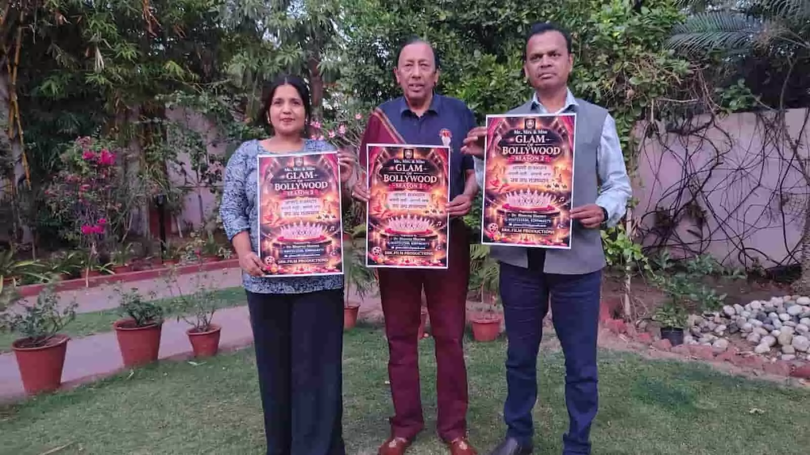 जयपुर में समाजसेवी सुधीर माथुर और डॉ. भावना शर्मा ग्लैम ऑफ बॉलीवुड सीजन 2 का पोस्टर लॉन्च करते हुए।