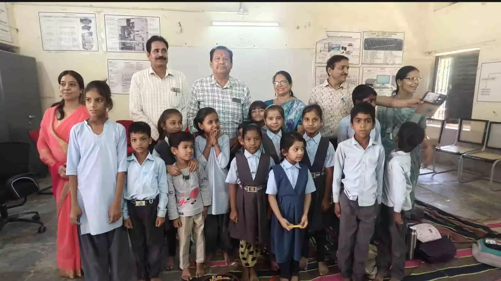राजकीय बालिका विद्यालय कांकरोली में छात्राओं से संवाद करते मुख्य जिला शिक्षा अधिकारी रामेश्वर लाल बाल्दी। राजकीय बालिका विद्यालय कांकरोली में छात्राओं से संवाद करते मुख्य जिला शिक्षा अधिकारी रामेश्वर लाल बाल्दी।
