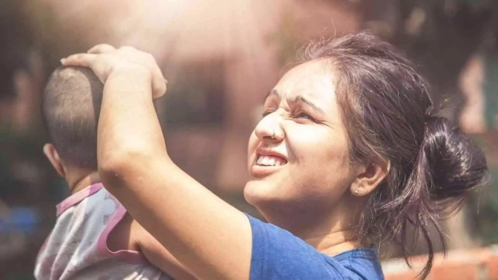 भीषण गर्मी में तेज धूप से बचने के लिए सिर पर हाथ रखे महिला और बच्चा दिल्ली आउटडोर। भीषण गर्मी में तेज धूप से बचने के लिए सिर पर हाथ रखे महिला और बच्चा दिल्ली आउटडोर।