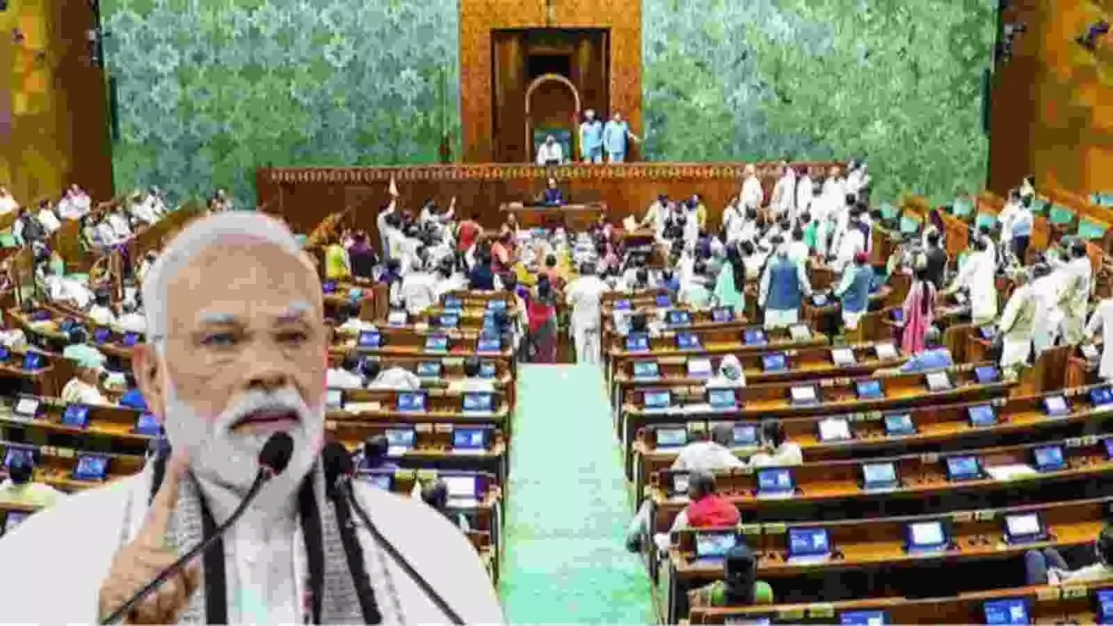 प्रधानमंत्री नरेंद्र मोदी सफेद कुर्ते में संसद भवन के बाहर खड़े होकर मीडिया से बात कर रहे हैं। प्रधानमंत्री नरेंद्र मोदी सफेद कुर्ते में संसद भवन के बाहर खड़े होकर मीडिया से बात कर रहे हैं।