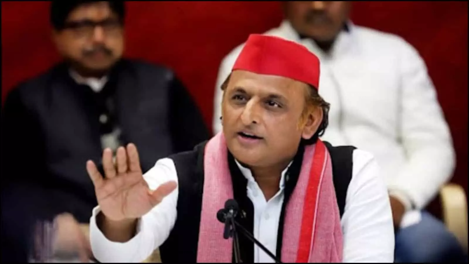 हाथ के इशारे से बात समझाते हुए समाजवादी पार्टी अध्यक्ष अखिलेश यादव लखनऊ में महिला आरक्षण बिल पर प्रतिक्रिया देते हुए।
