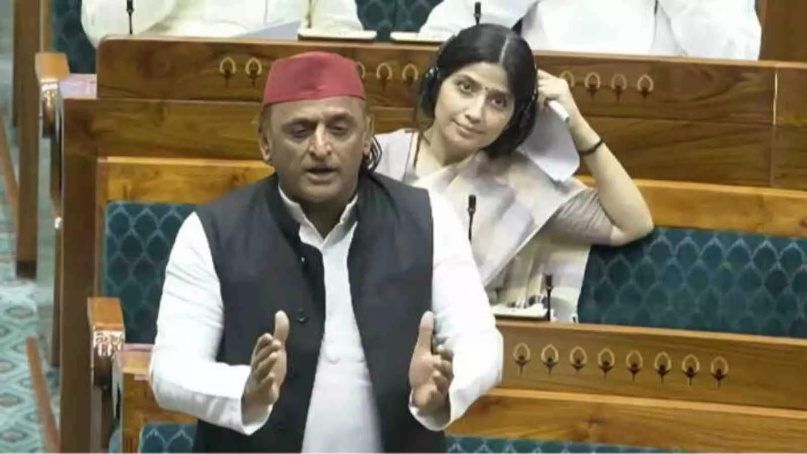 संसद में खड़े होकर भाषण देते अखिलेश यादव और पीछे बैठीं डिंपल यादव महिला आरक्षण बिल पर चर्चा के दौरान। संसद में खड़े होकर भाषण देते अखिलेश यादव और पीछे बैठीं डिंपल यादव महिला आरक्षण बिल पर चर्चा के दौरान।