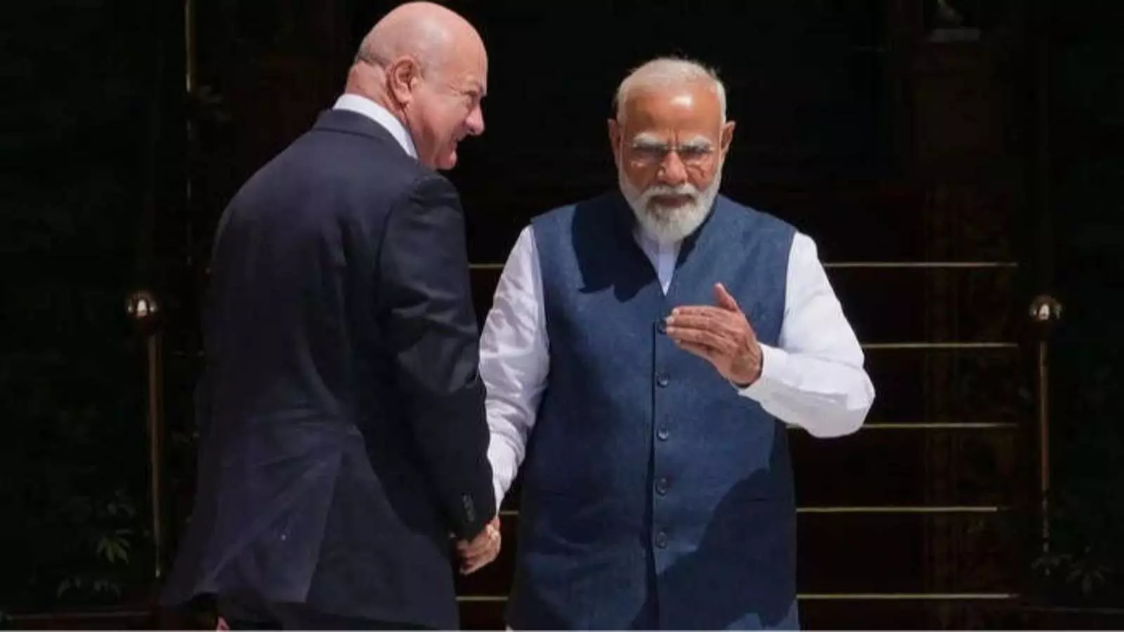 नई दिल्ली के हैदराबाद हाउस में प्रधानमंत्री नरेंद्र मोदी और ऑस्ट्रियाई चांसलर क्रिश्चियन स्टॉकर आपस में बातचीत करते हुए। नई दिल्ली के हैदराबाद हाउस में प्रधानमंत्री नरेंद्र मोदी और ऑस्ट्रियाई चांसलर क्रिश्चियन स्टॉकर आपस में बातचीत करते हुए।