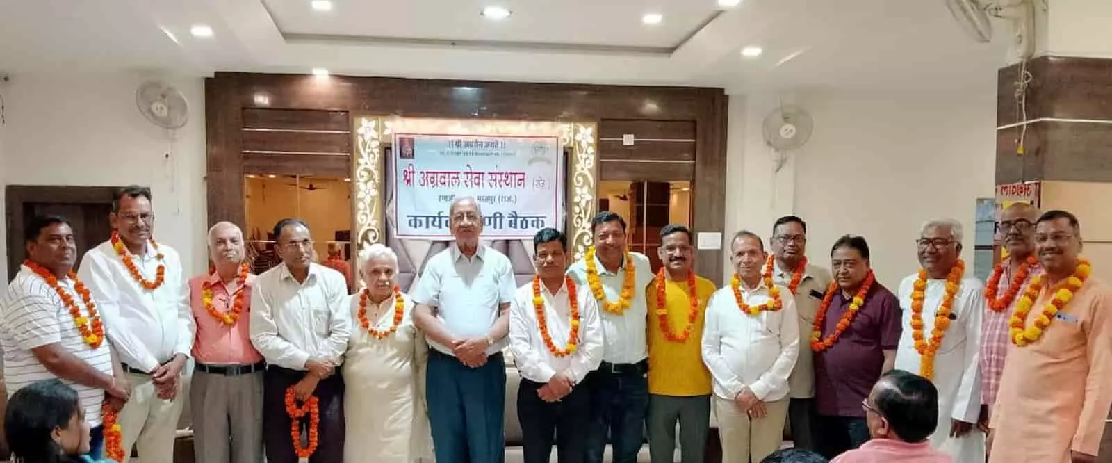 भरतपुर में श्री अग्रवाल सेवा संस्थान की बैठक में नवनियुक्त कार्यकारिणी सदस्य फूलों की माला पहने हुए खड़े हैं। भरतपुर में श्री अग्रवाल सेवा संस्थान की बैठक में नवनियुक्त कार्यकारिणी सदस्य फूलों की माला पहने हुए खड़े हैं।