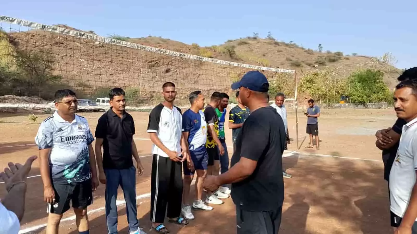गोदावरी नाका खेल परिसर में वॉलीबॉल नेट के पास खेल के मैदान में खड़े राजस्थान पुलिस के खिलाड़ी और कोच। गोदावरी नाका खेल परिसर में वॉलीबॉल नेट के पास खेल के मैदान में खड़े राजस्थान पुलिस के खिलाड़ी और कोच।