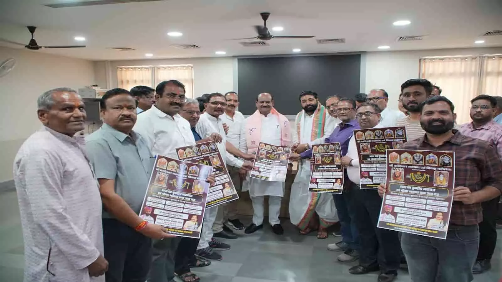 लोकसभा अध्यक्ष ओम बिरला और धार्मिक आयोजन समिति सदस्य कोटा में महोत्सव का पोस्टर पकड़े हुए खड़े हैं। लोकसभा अध्यक्ष ओम बिरला और धार्मिक आयोजन समिति सदस्य कोटा में महोत्सव का पोस्टर पकड़े हुए खड़े हैं।
