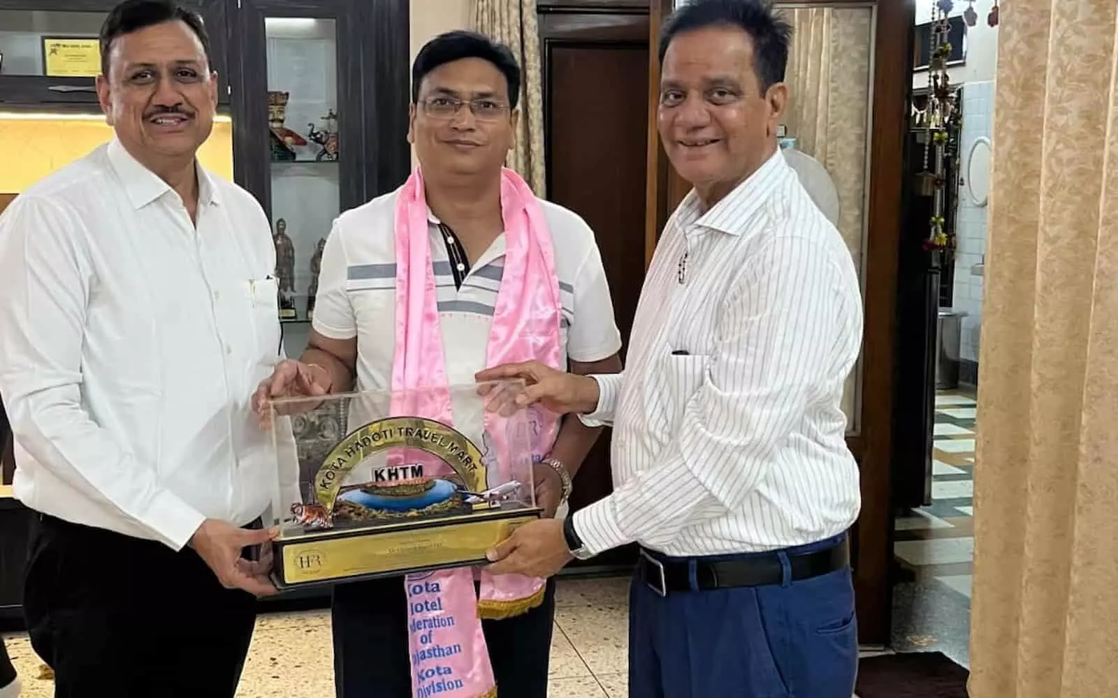 कोटा में होटल फेडरेशन के सदस्य राजेश गोयल को हाड़ौती ट्रेवल मार्ट का स्मृति चिन्ह भेंट कर रहे हैं। कोटा में होटल फेडरेशन के सदस्य राजेश गोयल को हाड़ौती ट्रेवल मार्ट का स्मृति चिन्ह भेंट कर रहे हैं।