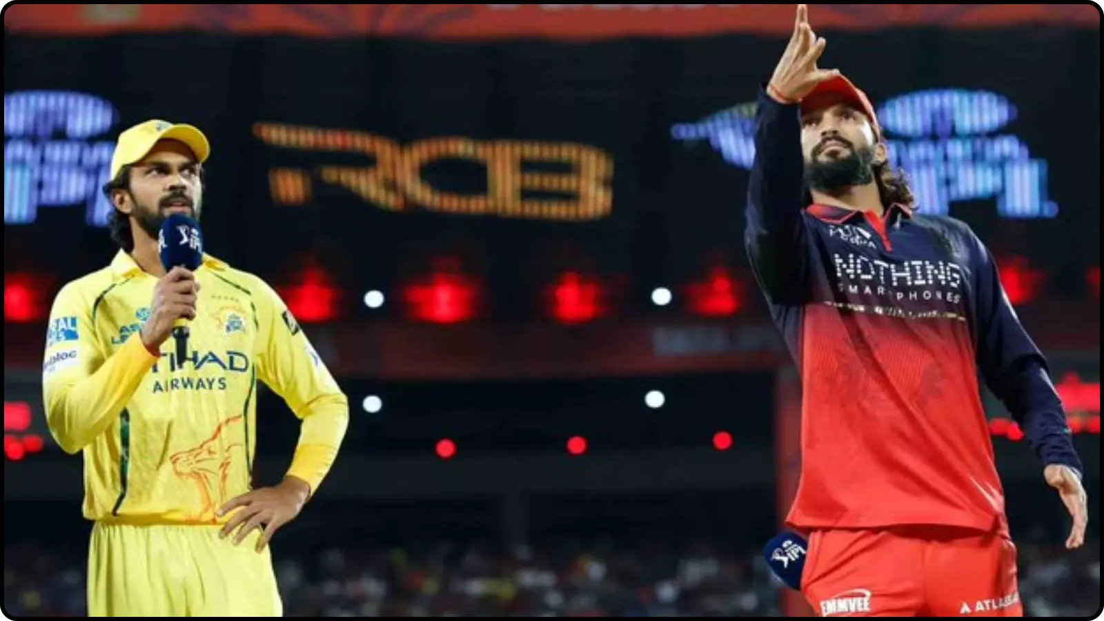 क्रिकेट मैदान पर टॉस के दौरान ऋतुराज गायकवाड़ और फाफ डु प्लेसिस बेंगलुरु के स्टेडियम में मौजूद हैं।