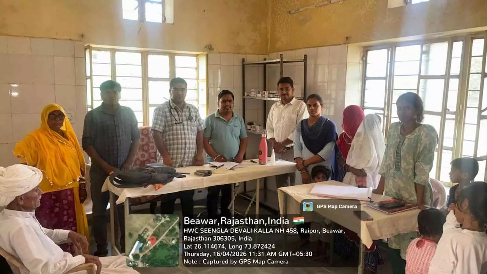 सिंगला गांव के आयुष्मान आरोग्य केंद्र में चिकित्सा टीम और ग्रामीण सिंगला गांव के आयुष्मान आरोग्य केंद्र में चिकित्सा टीम और ग्रामीण