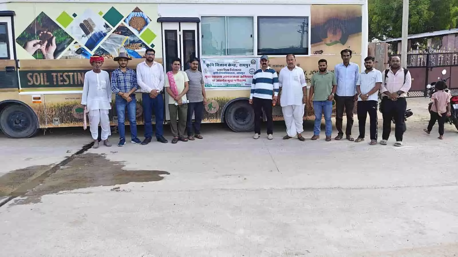 निमाज में मृदा परीक्षण मोबाइल वैन के सामने विशेषज्ञ और किसान मिट्टी जांच अभियान के दौरान समूह में खड़े हैं। निमाज में मृदा परीक्षण मोबाइल वैन के सामने विशेषज्ञ और किसान मिट्टी जांच अभियान के दौरान समूह में खड़े हैं।