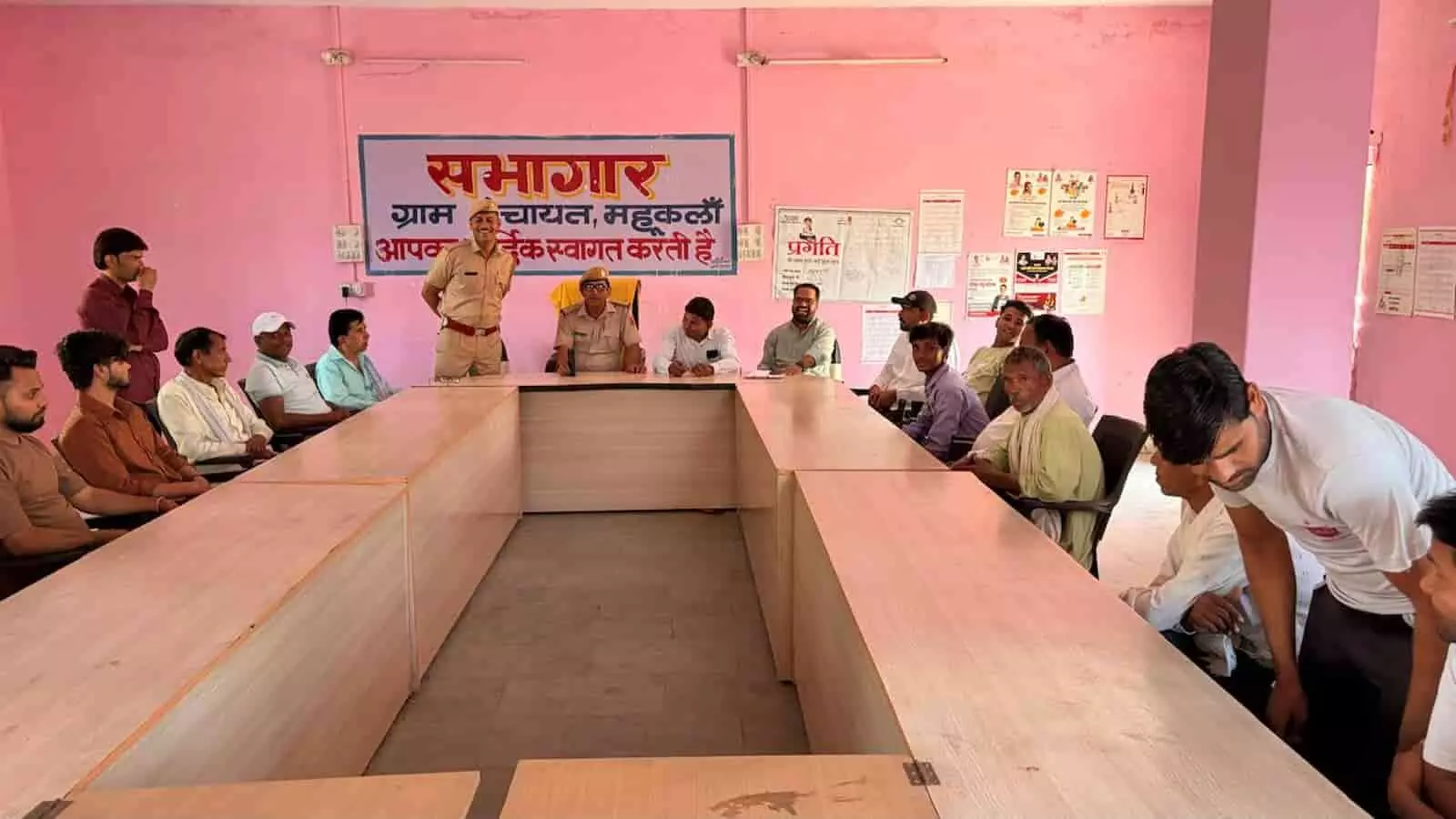 पंचायत सभागार में मेज के चारों ओर बैठे पुलिस अधिकारी और ग्रामीण जनसुनवाई के दौरान चर्चा कर रहे हैं। पंचायत सभागार में मेज के चारों ओर बैठे पुलिस अधिकारी और ग्रामीण जनसुनवाई के दौरान चर्चा कर रहे हैं।