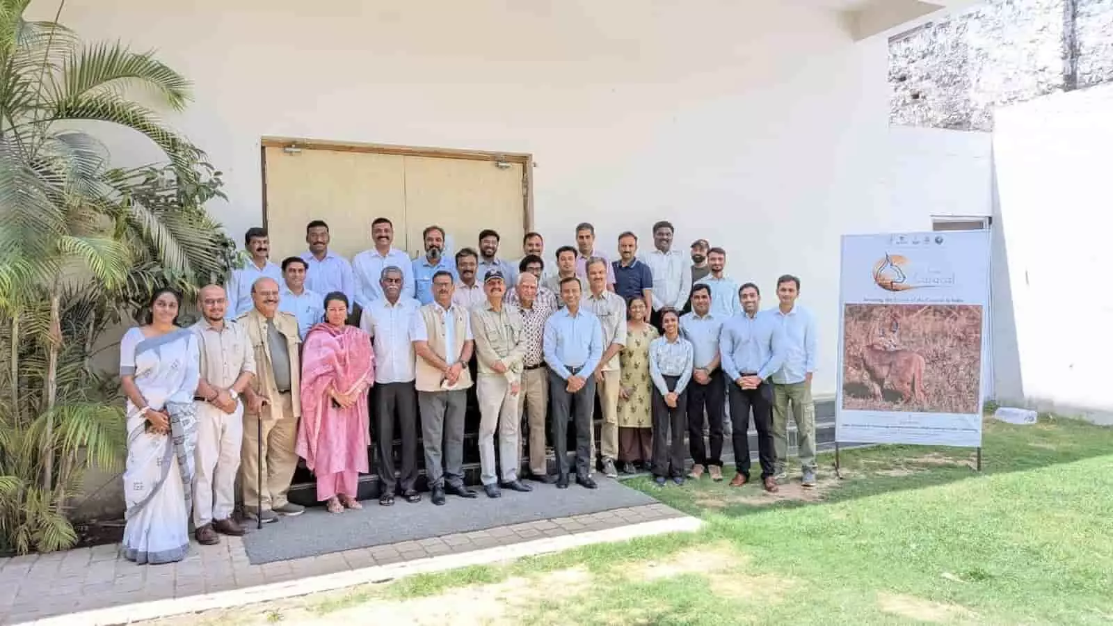 रणथम्भौर में प्रोजेक्ट कराकल के पोस्टर के पास खड़े वन अधिकारी और वन्यजीव विशेषज्ञ समूह फोटो के दौरान। रणथम्भौर में प्रोजेक्ट कराकल के पोस्टर के पास खड़े वन अधिकारी और वन्यजीव विशेषज्ञ समूह फोटो के दौरान।