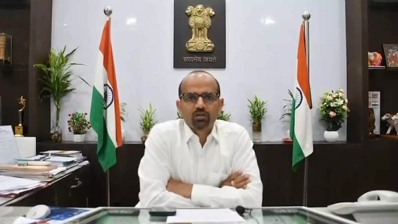 सवाई माधोपुर जिला कलक्टर काना राम कार्यालय में बैठकर मुख्यमंत्री विकसित ग्राम शहरी वार्ड अभियान के बारे में बता रहे हैं। सवाई माधोपुर जिला कलक्टर काना राम कार्यालय में बैठकर मुख्यमंत्री विकसित ग्राम शहरी वार्ड अभियान के बारे में बता रहे हैं।