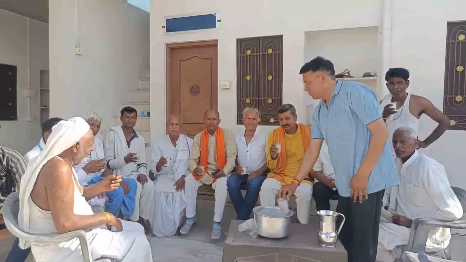 चौपाल पर बैठे ग्रामीण और भाजपा कार्यकर्ता कलेवा योजना के अंतर्गत सरकारी योजनाओं पर विचार विमर्श कर रहे हैं। चौपाल पर बैठे ग्रामीण और भाजपा कार्यकर्ता कलेवा योजना के अंतर्गत सरकारी योजनाओं पर विचार विमर्श कर रहे हैं।