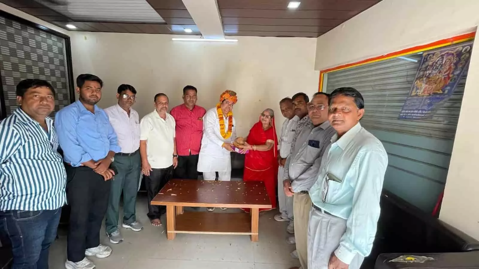 सफेद कुर्ता पजामा और साफा पहने शिवरतन अग्रवाल को भाजपा कार्यकर्ता माला पहनाकर जन्मदिन की बधाई दे रहे हैं। सफेद कुर्ता पजामा और साफा पहने शिवरतन अग्रवाल को भाजपा कार्यकर्ता माला पहनाकर जन्मदिन की बधाई दे रहे हैं।