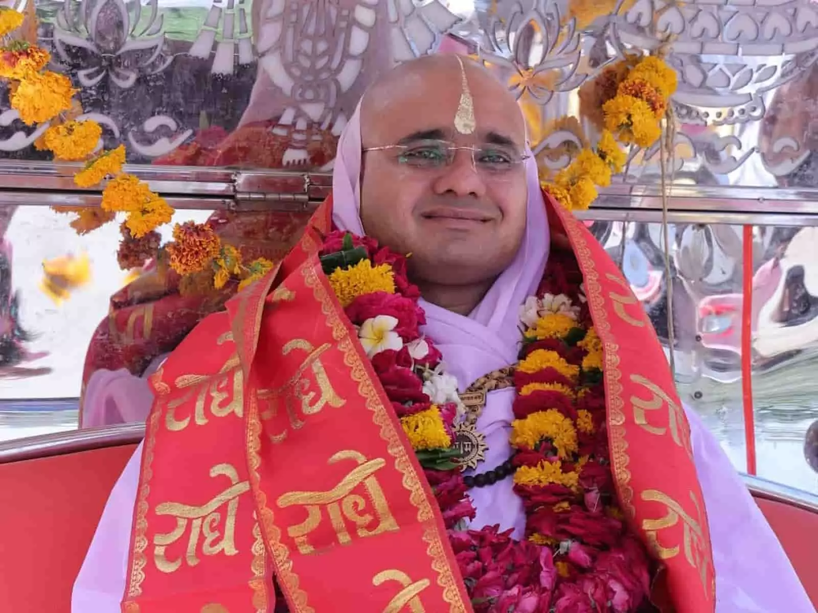 रथ पर बैठे हुए संत दिग्विजय राम महाराज भीलवाड़ा के शम्भुपुरा में कथा के दौरान माला पहने हुए। रथ पर बैठे हुए संत दिग्विजय राम महाराज भीलवाड़ा के शम्भुपुरा में कथा के दौरान माला पहने हुए।
