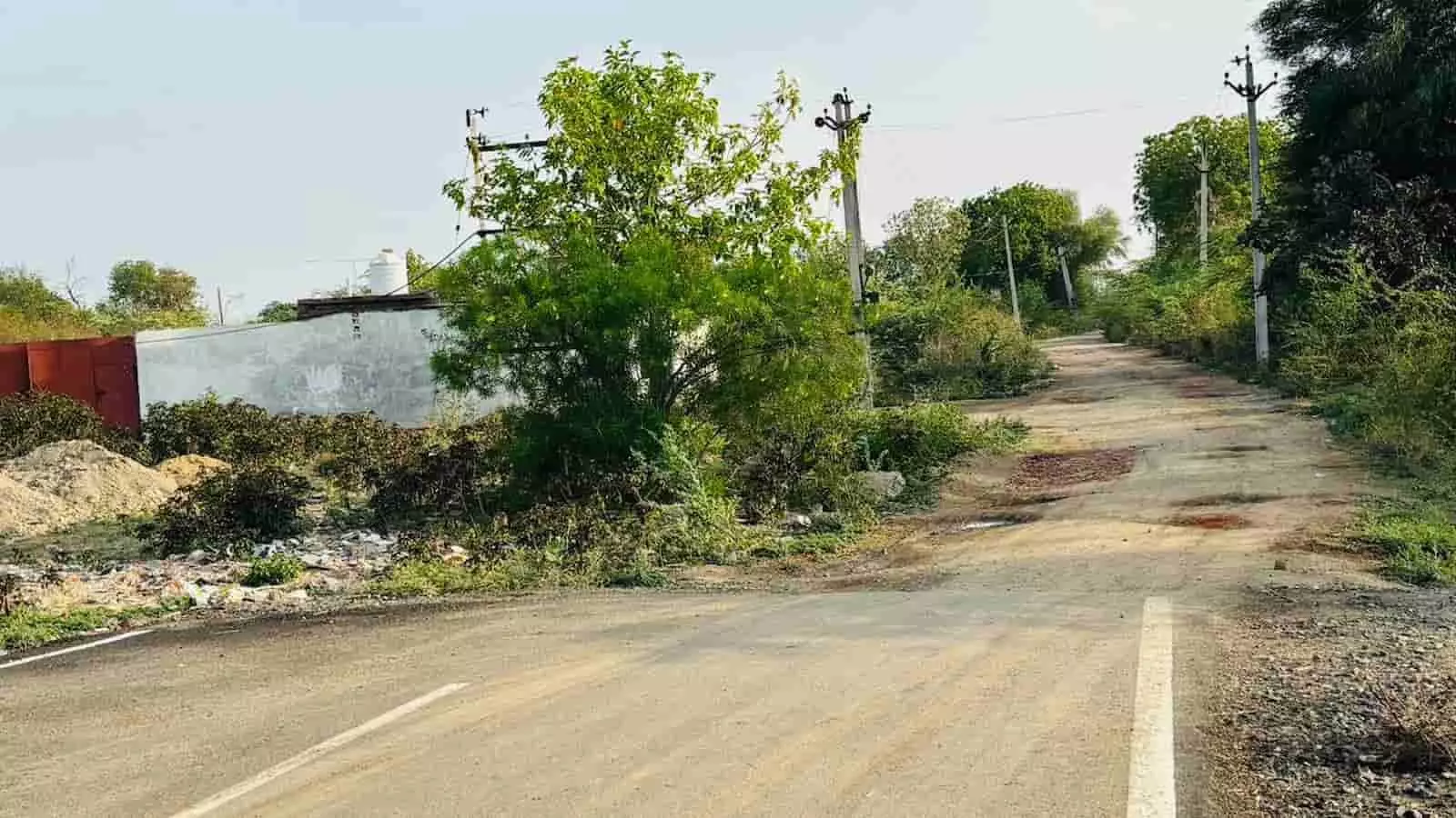 भीलवाड़ा के ईंरास में आधी बनी हुई सड़क और उसके पास पड़े गड्ढे और धूल का दृश्य। भीलवाड़ा के ईंरास में आधी बनी हुई सड़क और उसके पास पड़े गड्ढे और धूल का दृश्य।