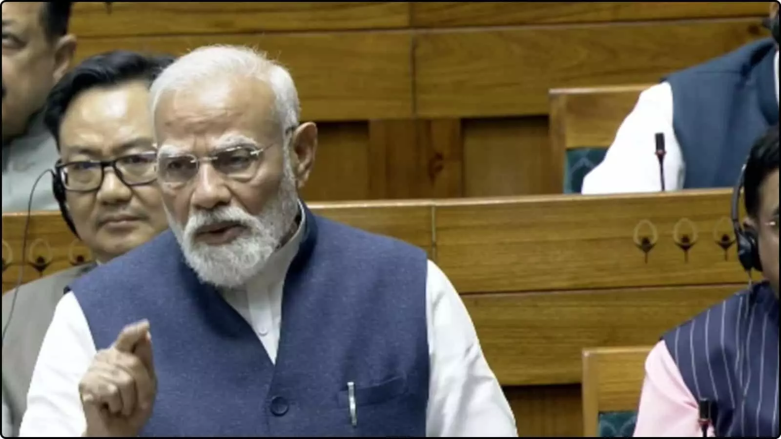 संसद के भीतर अपनी सीट से खड़े होकर संबोधन देते हुए प्रधानमंत्री नरेंद्र मोदी।