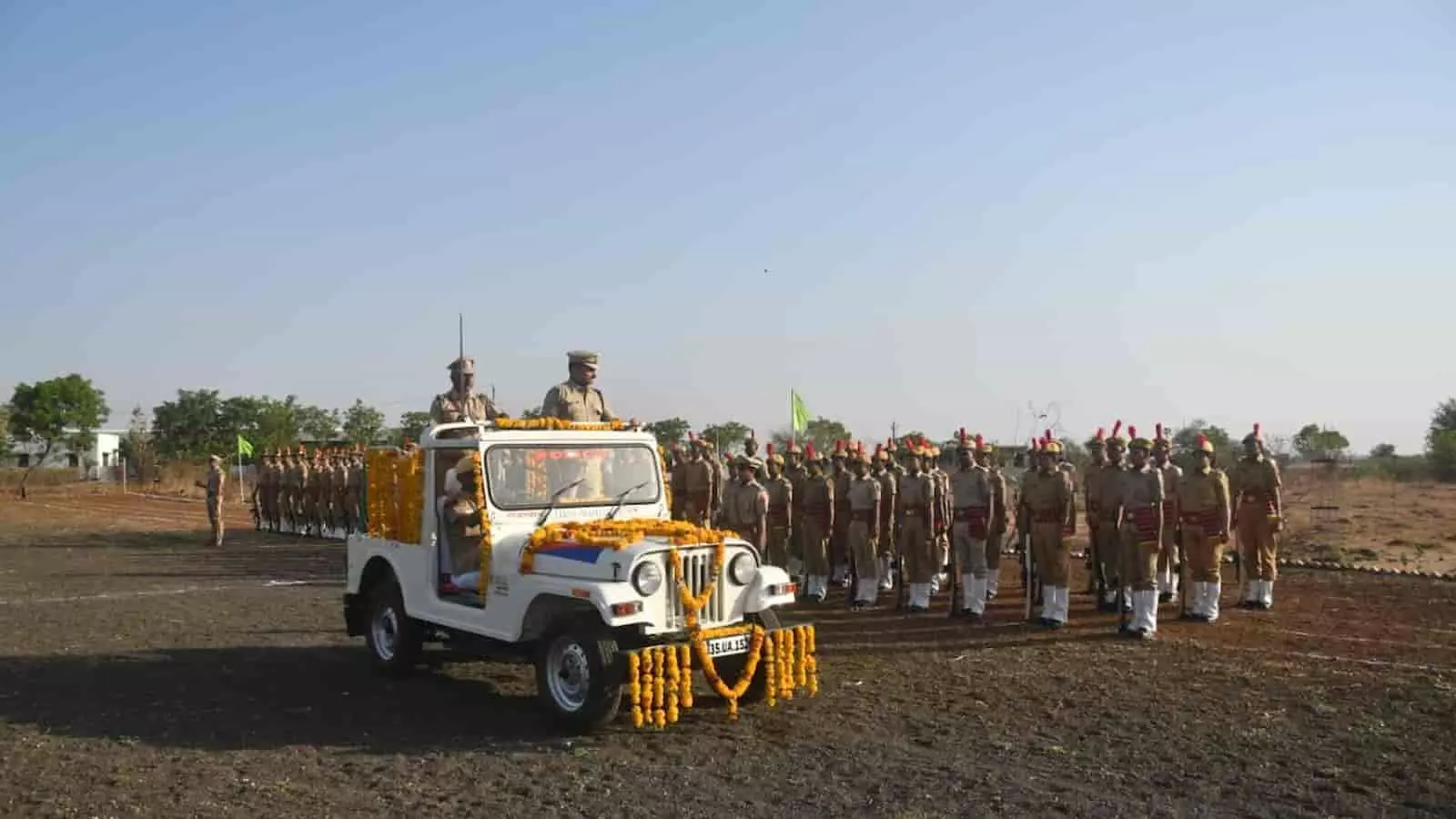 खुली जीप में सवार पुलिस अधिकारी प्रतापगढ़ पुलिस लाइन मैदान में परेड का निरीक्षण कर रहे हैं। खुली जीप में सवार पुलिस अधिकारी प्रतापगढ़ पुलिस लाइन मैदान में परेड का निरीक्षण कर रहे हैं।