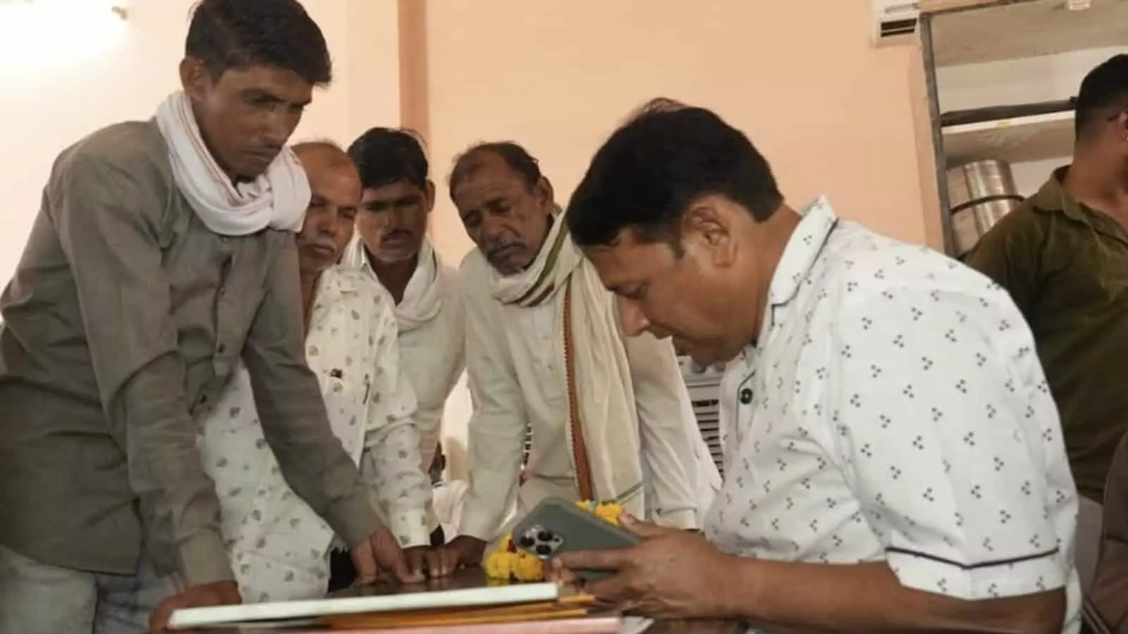 विधायक प्रमोद जैन भाया बारां में अपने कार्यालय पर नागरिकों की समस्याएं सुनते हुए। विधायक प्रमोद जैन भाया बारां में अपने कार्यालय पर नागरिकों की समस्याएं सुनते हुए।