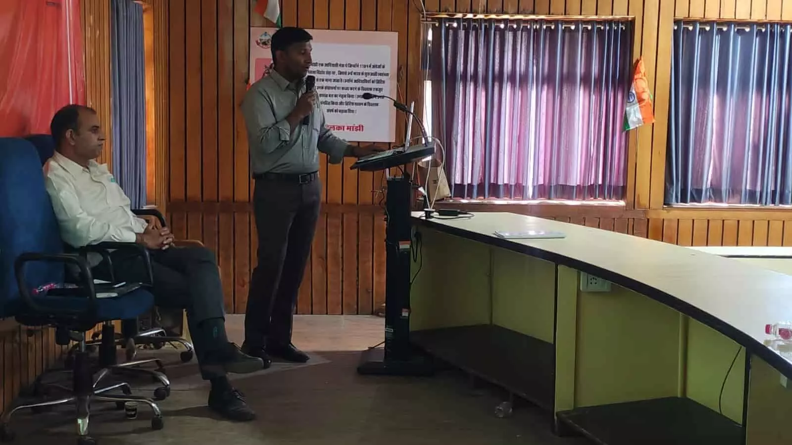 जयपुर जिला परिषद सभागार में अधिकारी माइक पर फील्ड ट्रेनर्स को जनगणना प्रशिक्षण सत्र के दौरान संबोधित कर रहे हैं। जयपुर जिला परिषद सभागार में अधिकारी माइक पर फील्ड ट्रेनर्स को जनगणना प्रशिक्षण सत्र के दौरान संबोधित कर रहे हैं।